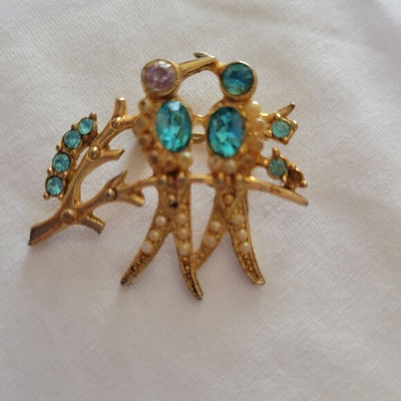 Vintage Gold-Tone Rhinestone Bird Brooch Pin With Blue & Purple Stones - Picture 1 of 4